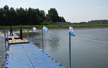 Пластиковый плавучий мост для перехода людей с берега на берег