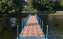 Плавучий мост с леерным ограждением из пластиковых понтонов