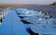 Плавучие модульные причалы из пластиковых понтонов 2FLOAT для катеров на рыболовной базе