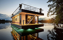 Современный плавучий дом на воде с подсветкой