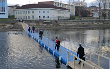 Временный плавучий мост для переправы людей