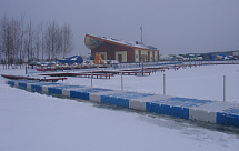 Понтонный мост из модульных понтонов зимой