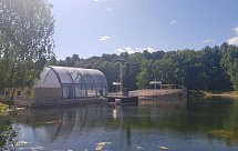 Сцена и трибуны на воде. Зеленый театр ВДНХ