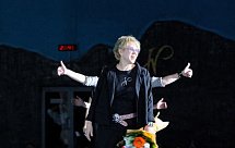 Модельер Яна Недзвецкая на подиуме из модульных понтонов 2FLOAT