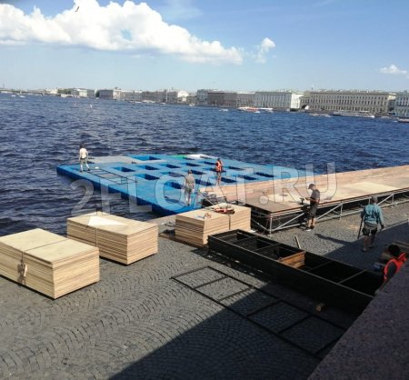 Подготовка к празднику Алые Паруса в Санкт-Петербурге: монтаж понтонов 2FLOAT