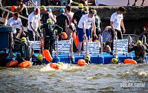 Аренда плавучей площадки с лестницами для спуска в воду