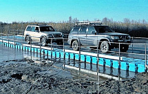 Понтонный плавучий мост для переправы легковых машин