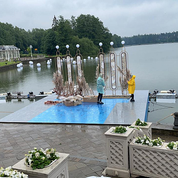 Аренда понтонов 2FLOAT для строительства плавучей площадки для организации свадебной церемонии на воде в Вилла Ротонда КП Довиль