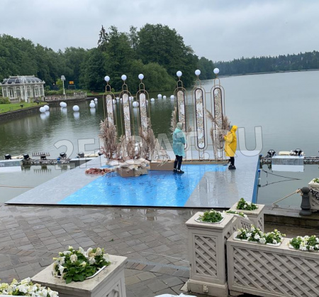 Декорирование плавучей площадки из понтонов 2FLOAT AR60 для свадьбы на воде