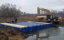 Сборка настила из бруса на понтонах для распределения нагрузки