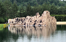 Декорация горы на понтонах на озере